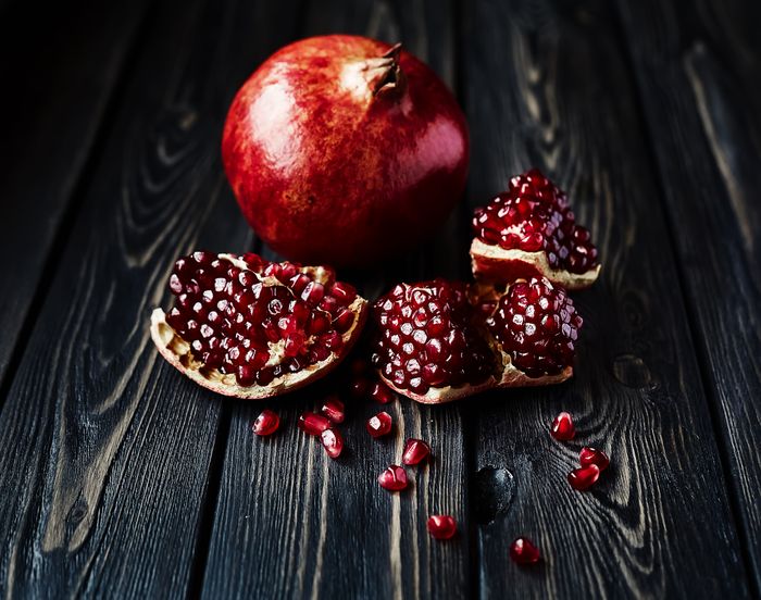 Opengebroken granaatappels op een donkere tafel