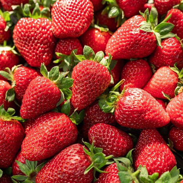 Aardbeien in een bakje