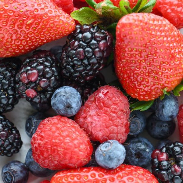 Bramen, frambozen, aardbeien en blauwe bessen