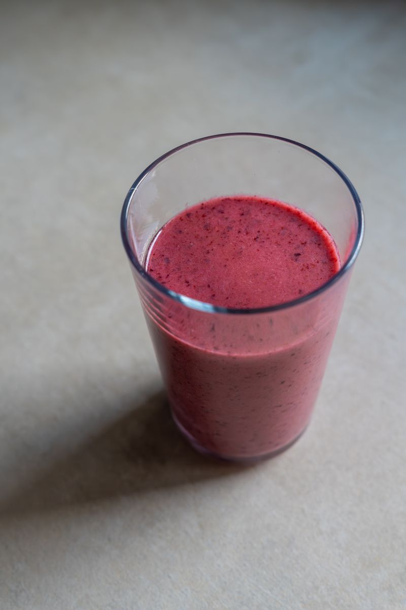 Glas paarse smoothie van rood fruit