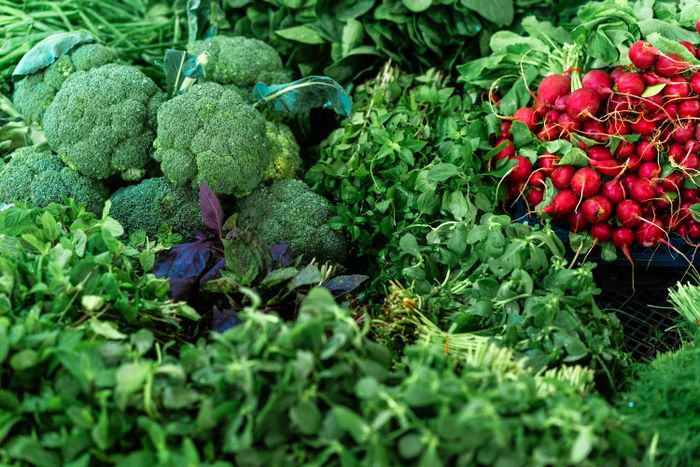 Broccoli, bladgroenten en radijsjes op een markt